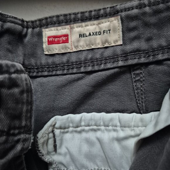 Wrangler Relaxed Fit Grey Cargo Pants - 100% cotton - 30 X 32 - Picture 2 of 5